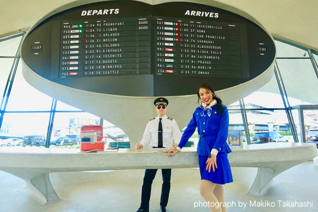 二〇〇一年まで運行されていたアメリカの航空会社トランス ワールド航空。利用していたターミナルをリノベーションしたホテルが、二〇一九年五月にオープンした、このTWAホテルだ。
このターミナルができた一九六二年をテーマにしており、ホテル内はレトロな雰囲気がこれでもかと散りばめられている。パイロットや客室乗務員に扮したスタッフが一緒に記念撮影をしてくれるのも楽しい演出。チェックインカウンターも、空港のチェックインカウンターを模している。六〇年代の車もホテル内外に展示されており、まるでテーマパークに来たかのようだ。
人気は屋上のインフィニティプールと屋外にある本物の飛行機を使ったラウンジ。冬にはスケートリンクもできるという。肝心の客室は、大きな窓と六〇年代のインテリアで心地よい。そして何といっても最大の見所は、建築家でデザイナーのエーロ・サーリネンが設計した歴史的建造物にも指定されているこの美しいターミナルそのものだ。
話題のホテルには、空港を利用する人だけでなく、流行に敏感なニューヨーカーもわざわざ訪れて宿泊している。空港ホテルらしくショートステイもできるので、乗り継ぎにも便利だ。世界一おしゃれな空港ホテルといえるだろう。 二〇〇一年まで運行されていたアメリカの航空会社トランス ワールド航空。利用していたターミナルをリノベーションしたホテルが、二〇一九年五月にオープンした、このTWAホテルだ。
このターミナルができた一九六二年をテーマにしており、ホテル内はレトロな雰囲気がこれでもかと散りばめられている。パイロットや客室乗務員に扮したスタッフが一緒に記念撮影をしてくれるのも楽しい演出。チェックインカウンターも、空港のチェックインカウンターを模している。六〇年代の車もホテル内外に展示されており、まるでテーマパークに来たかのようだ。
人気は屋上のインフィニティプールと屋外にある本物の飛行機を使ったラウンジ。冬にはスケートリンクもできるという。肝心の客室は、大きな窓と六〇年代のインテリアで心地よい。そして何といっても最大の見所は、建築家でデザイナーのエーロ・サーリネンが設計した歴史的建造物にも指定されているこの美しいターミナルそのものだ。
話題のホテルには、空港を利用する人だけでなく、流行に敏感なニューヨーカーもわざわざ訪れて宿泊している。空港ホテルらしくショートステイもできるので、乗り継ぎにも便利だ。世界一おしゃれな空港ホテルといえるだろう。